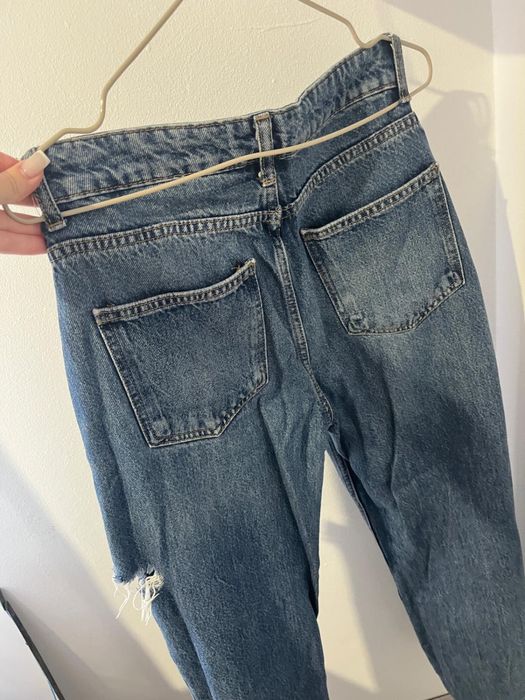 Blugi albastri cu taietura pe picior