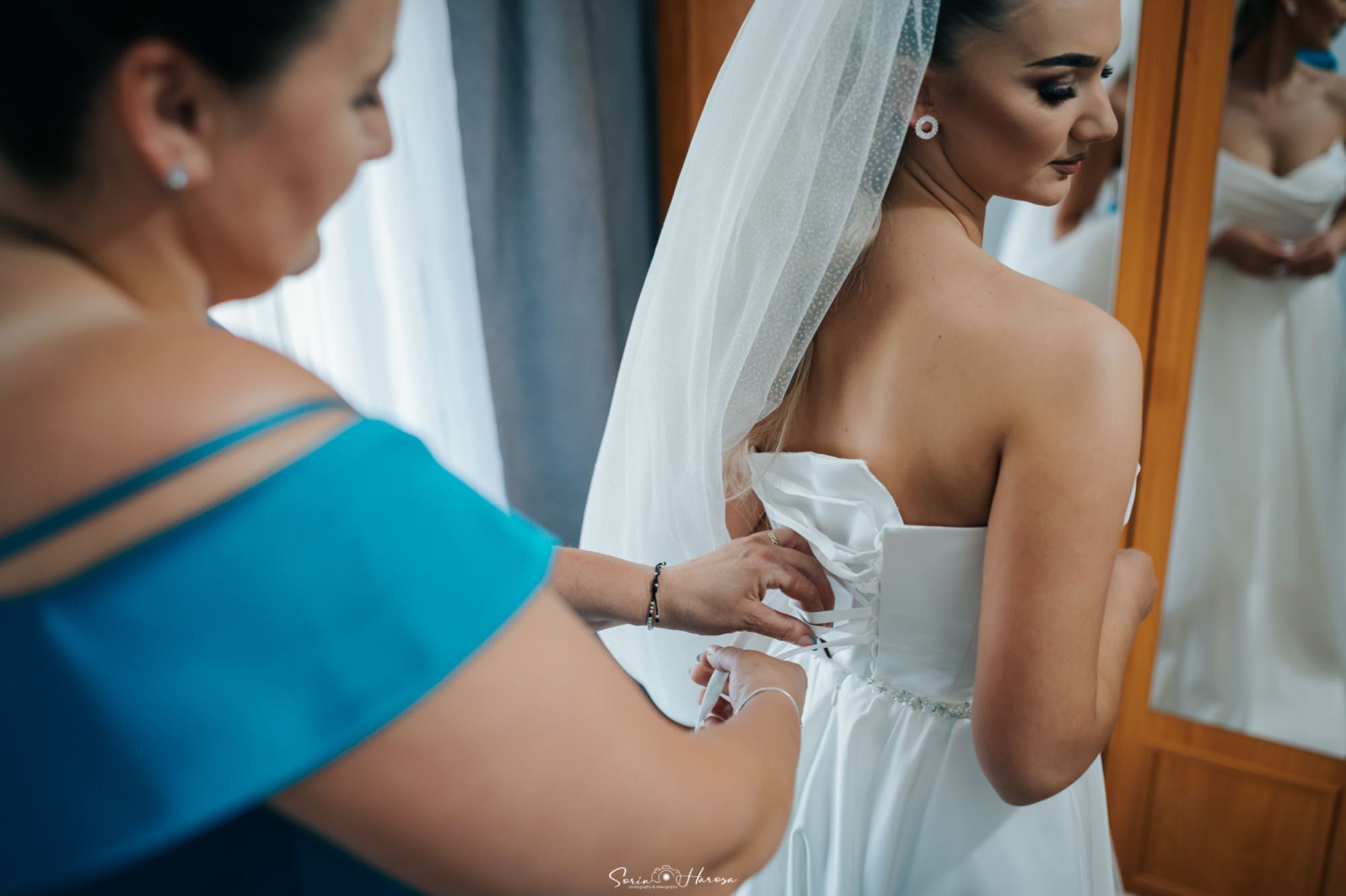 Vând rochie de mireasă cu corset reglabil și mănuși .