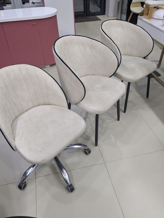 Срочно продам белые стулья для салона красоты