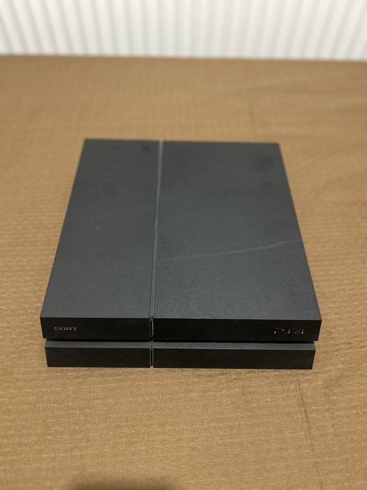 Vand Playstation 4 in stare buna..