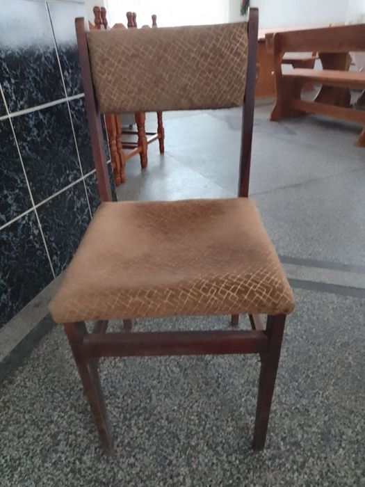 Дървени столове с тапицерия