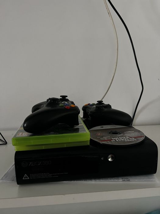 Xbox 360 E cu doua controlare in conditie buna