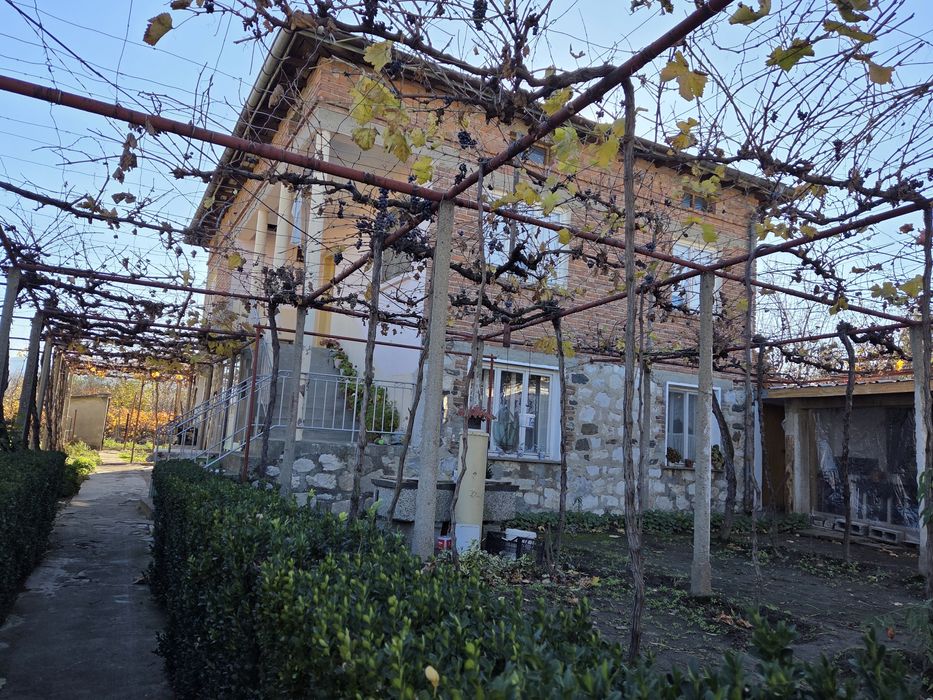 Къща 180 кв. в с. Кадиево - Тухлена на два етажа