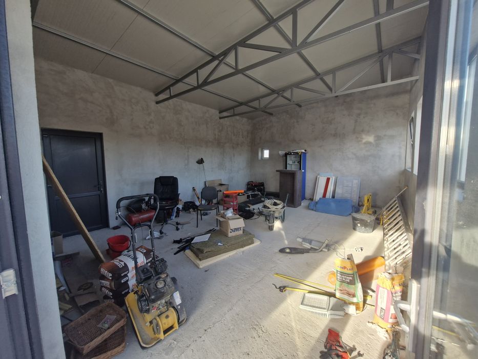 Teren si clădire de închiriat intrare Pucioasa vis-a-vis Pompierii