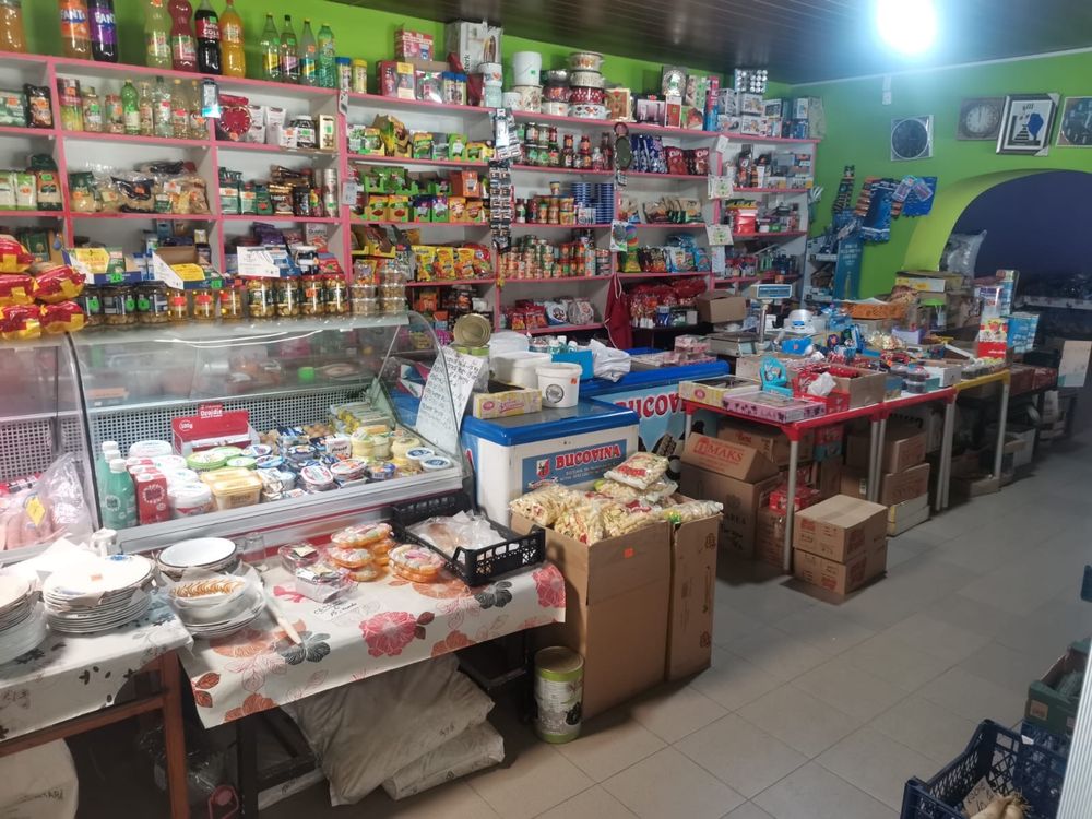 Vând spatiu comercial (magazin alimentar +bar)