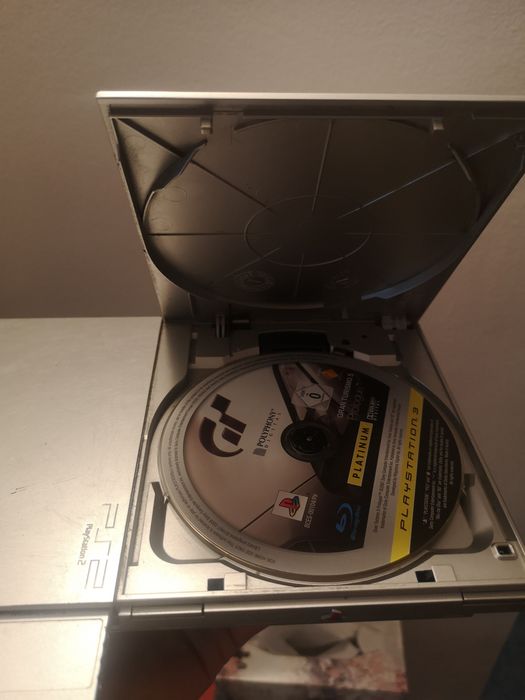 Vând PlayStation 2 in stare bună de funcționare