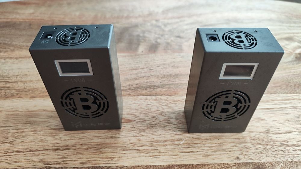 Продавам lucky miner 500GH за лотариен билет с две зарядни