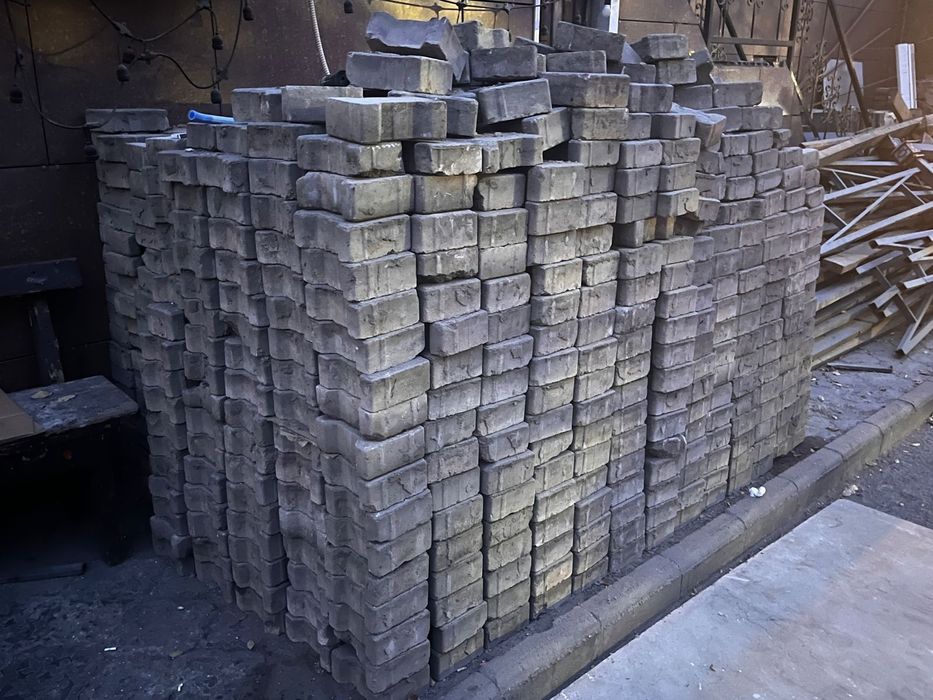 Брусчатка серый кирпич в отличном состоянии