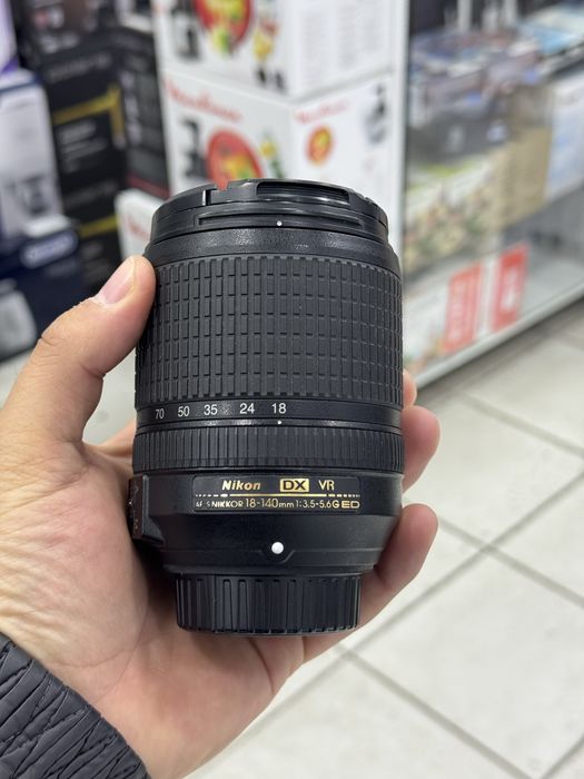 Nikon 18-140mm obektiv
