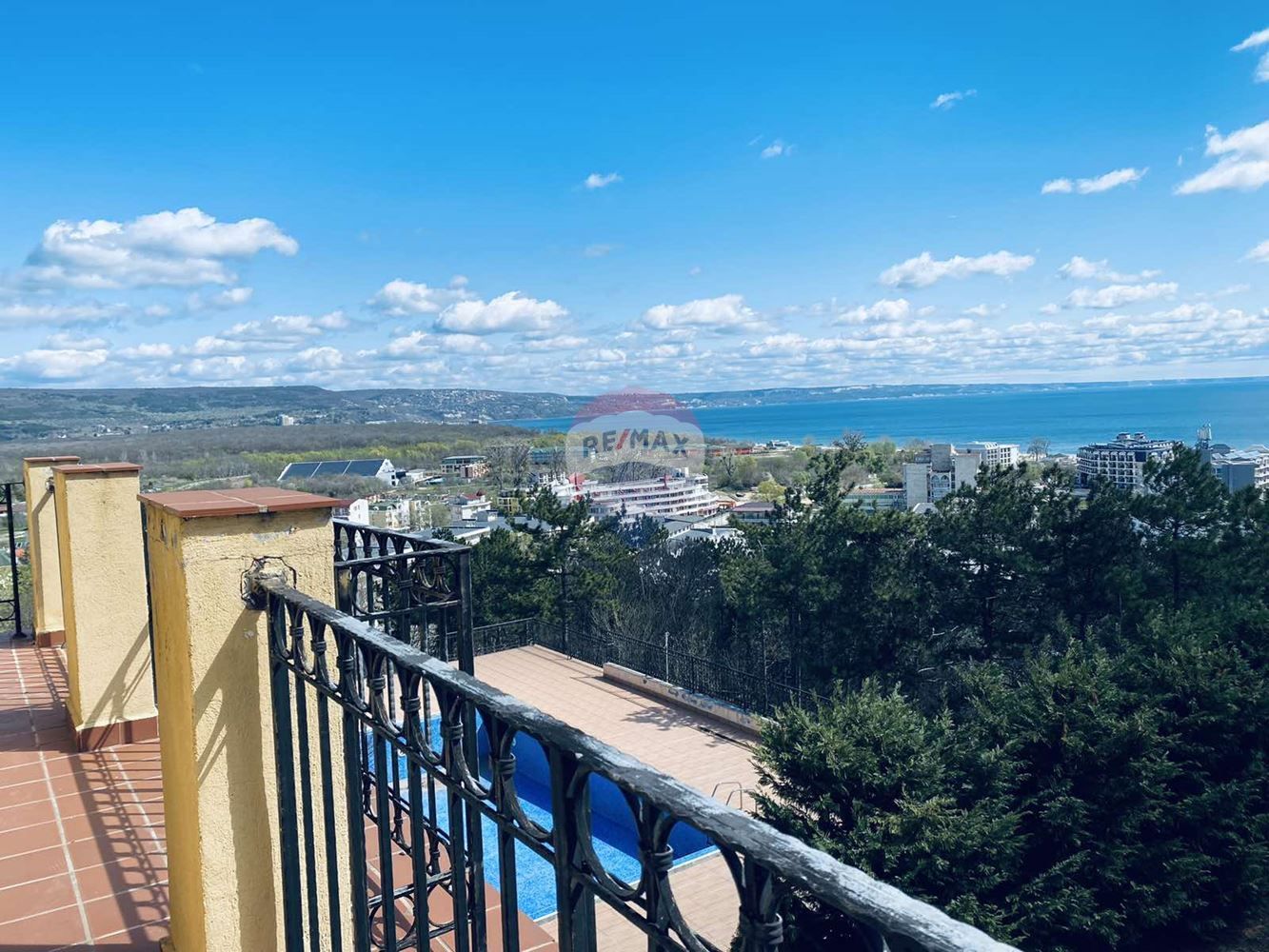 Тристаен апартамент с панорамна гледка към марето, с.Кранево