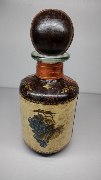 Винтидж стъклена гарафа, декорирана с кожа. Декор грозде и злато