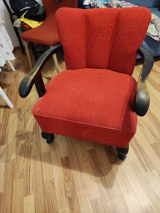 Dau 2 Fotolii Rosii elegante si o Masă rotundă