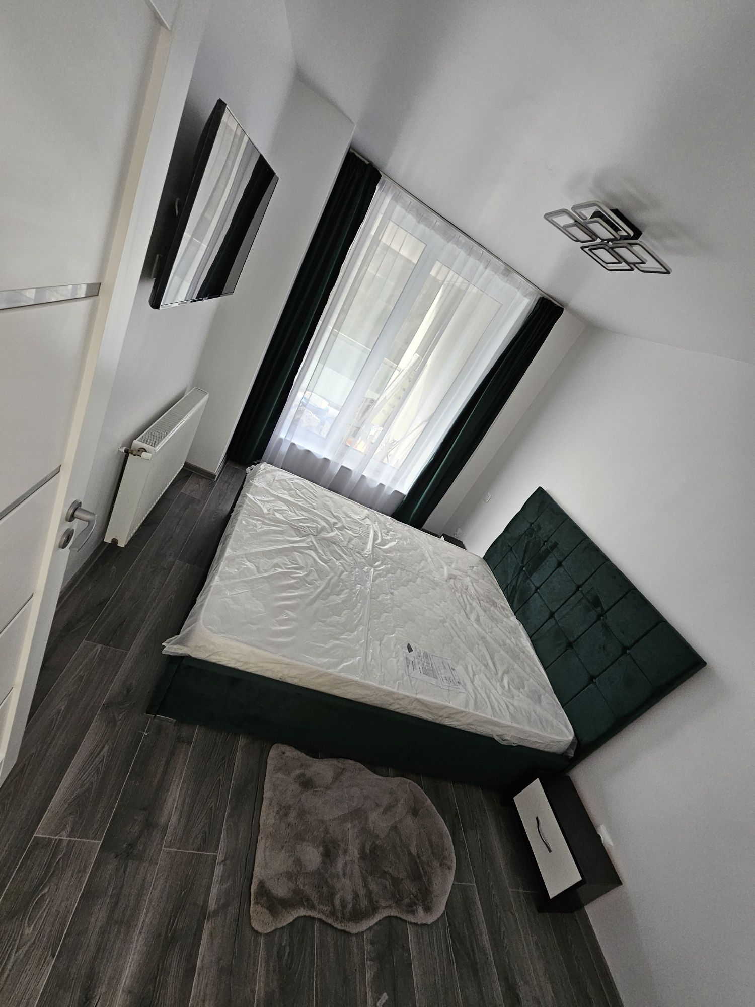 Închiriez apartament 2 camere cu 2 parcari