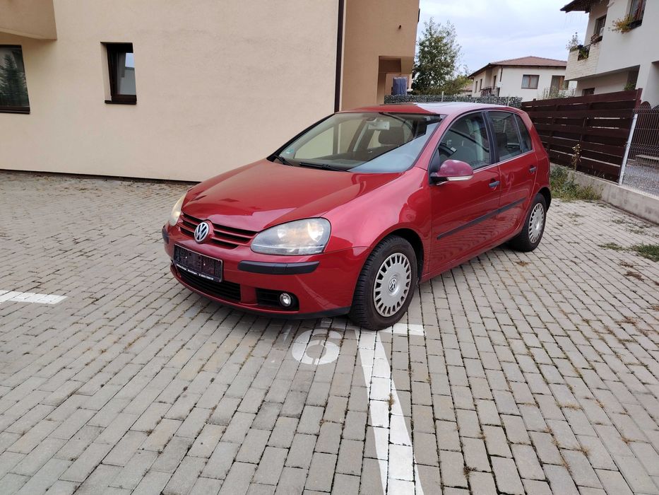 Închirieri auto. Volkswagen Golf 5, 1.6 FSI benzină.