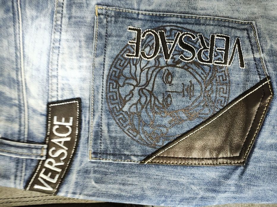 Blugi Versace pentru barbari