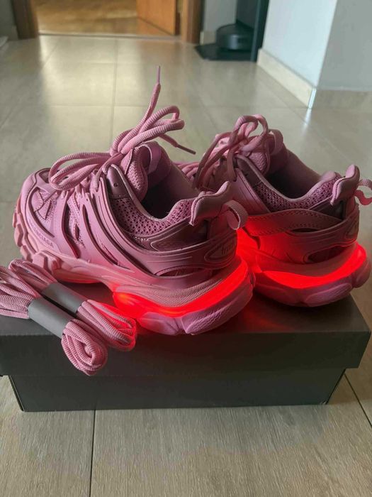 Нови Balensiaga track Светещи