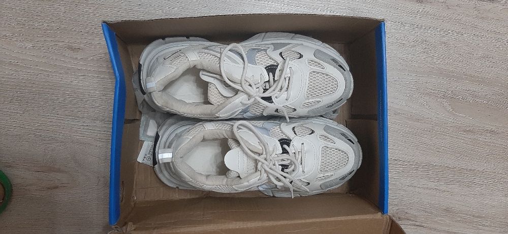 белые крассовки новые