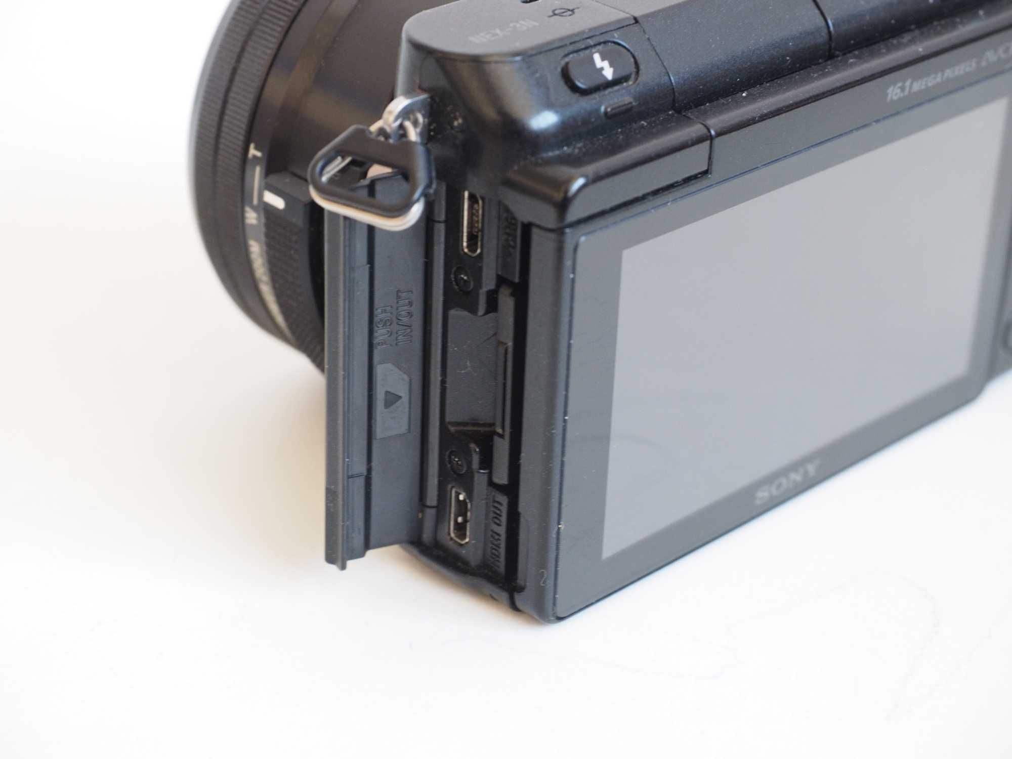 Sony Alpha NEX-3N cu obiectiv, ca nou