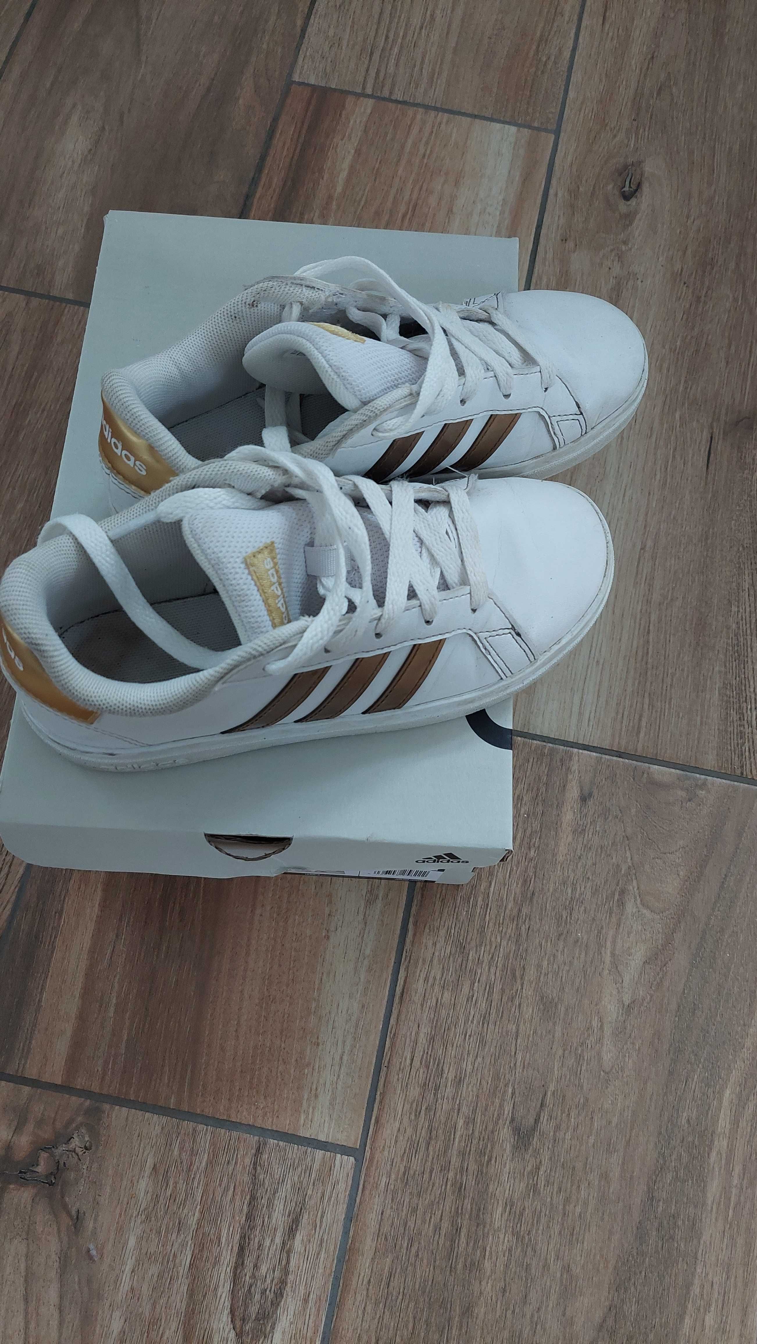 Оригинални детски маратонки Adidas 33н, бели със златисто