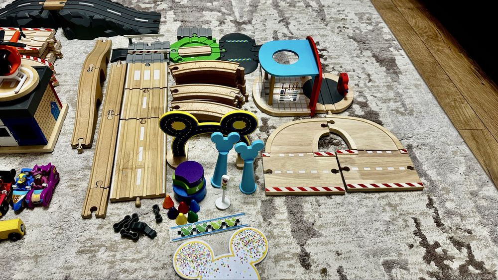 Circuit cale ferata lemn, piese si figurine incluse