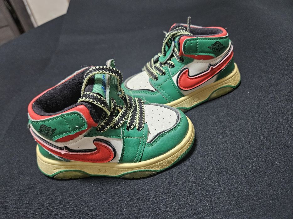 Кроссовки  nike.