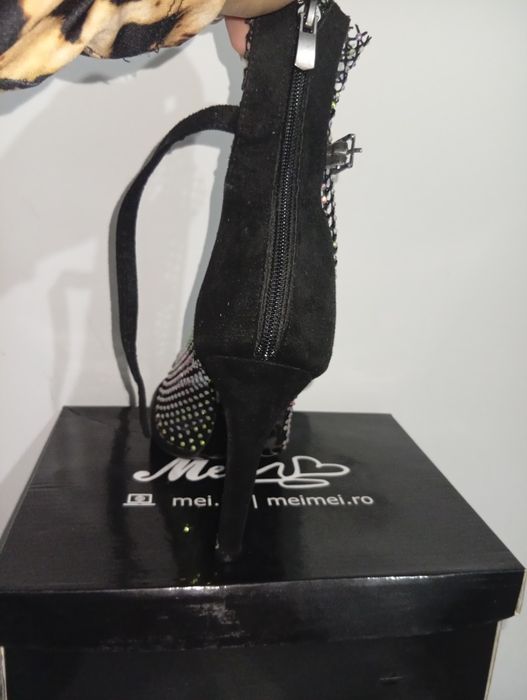 Sandale din plasa și pietricele