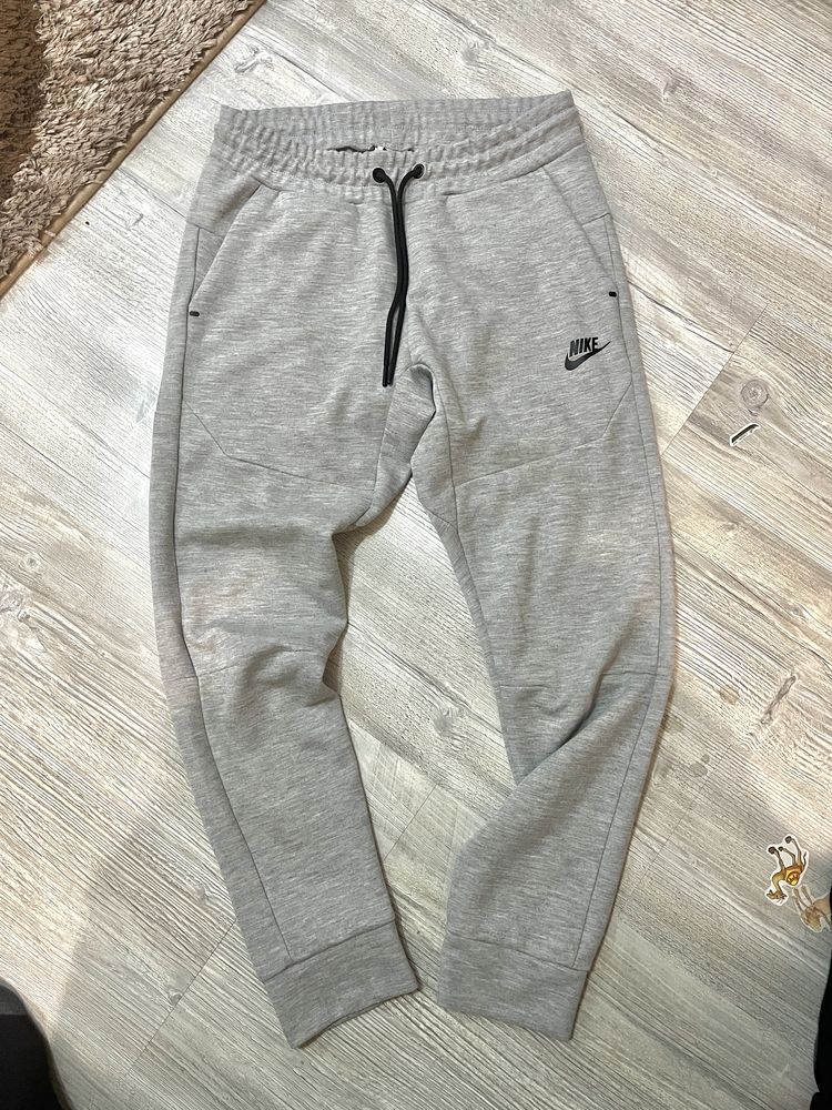 Pantaloni Nike tech gri