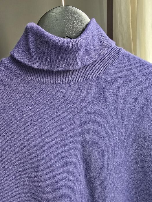 Pulover din lana fina cu guler lejer