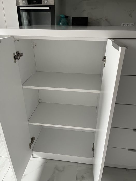 Insulă de bucătărie modernă + 2 scaune de bar– 800 lei (negociabil)