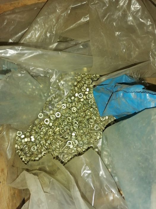 Vând șuruburi și piulițe zincate