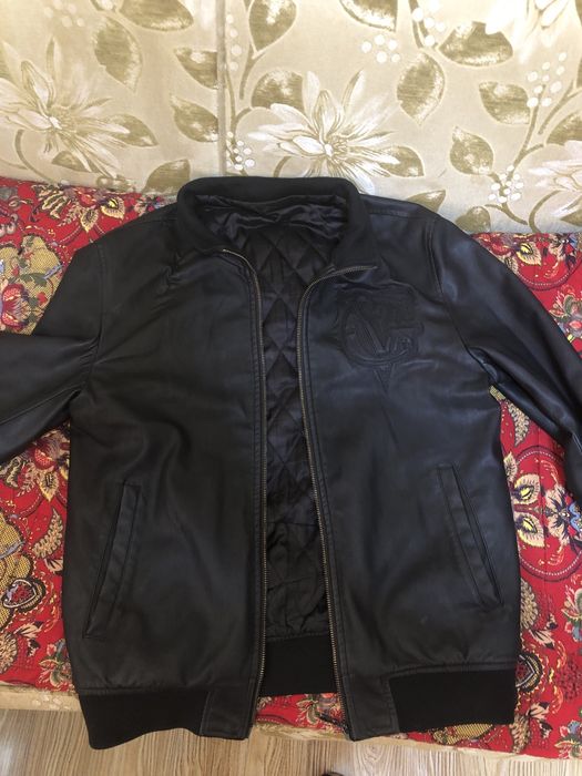 Продаются куртка и шапки.