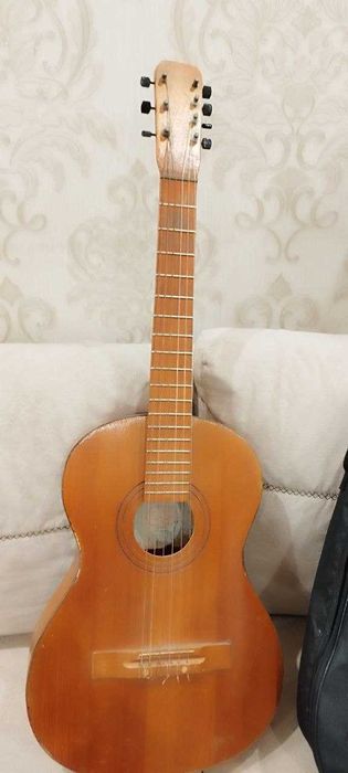 Продается гитара с чехлом