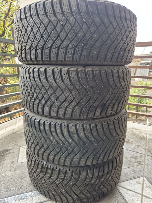 Продам комплект зимних шин фирмы Goodyear 235/45/18