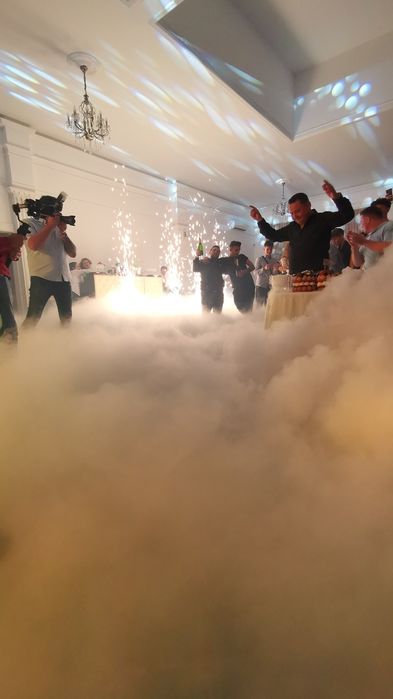 Fum greu de poveste pentru dansul mirilor/schela de lumini/ videobooth