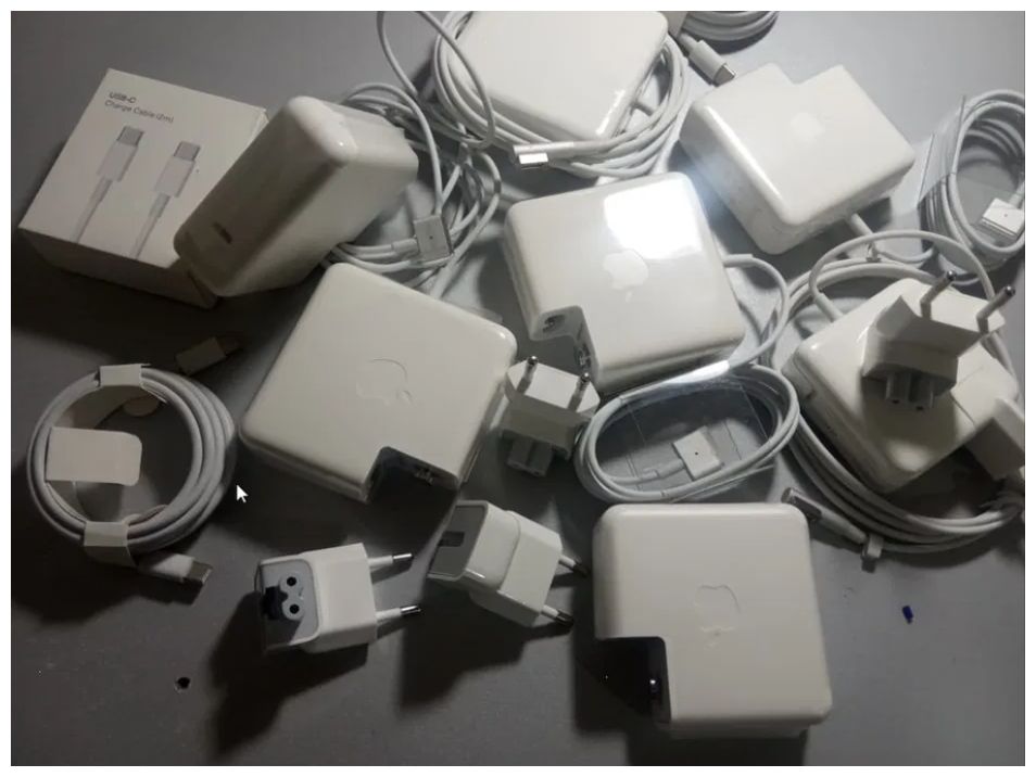 от вашего MacBook - magsafe или Type-c - зарядка, блок питания шнур.