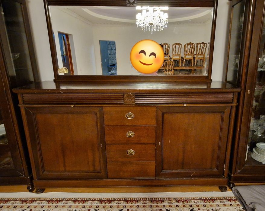 Тумба айнасымен. Өте қымбат ағаштан жасалған.