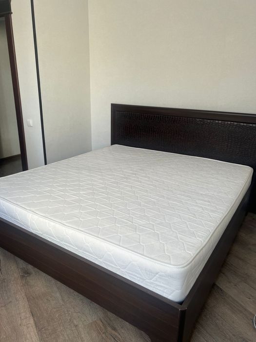 Продам , двухспальный кровать  с матрасом