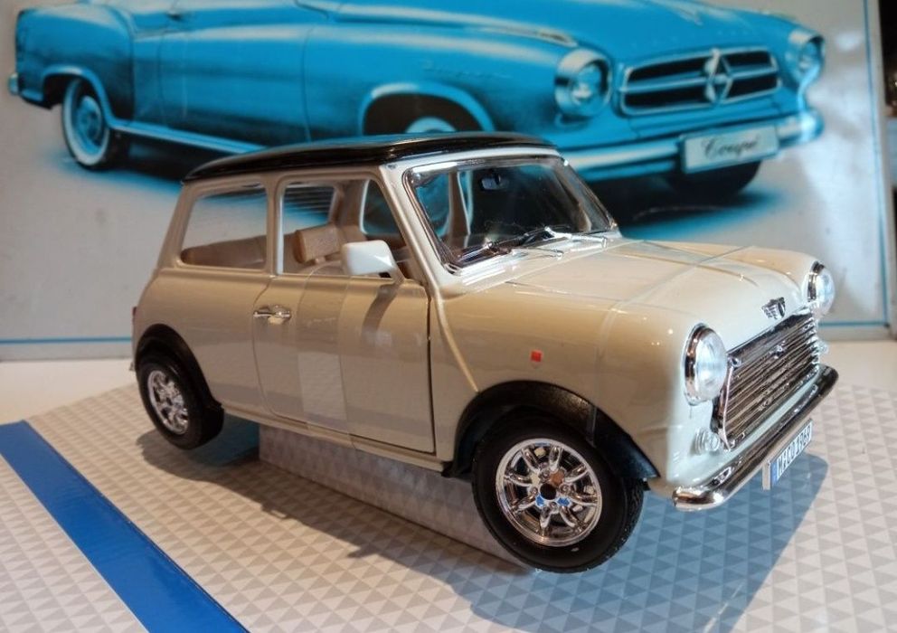 Mini Cooper 1969
Scara 1:18
Bburago

Pozele reflectă realitatea. Se vi