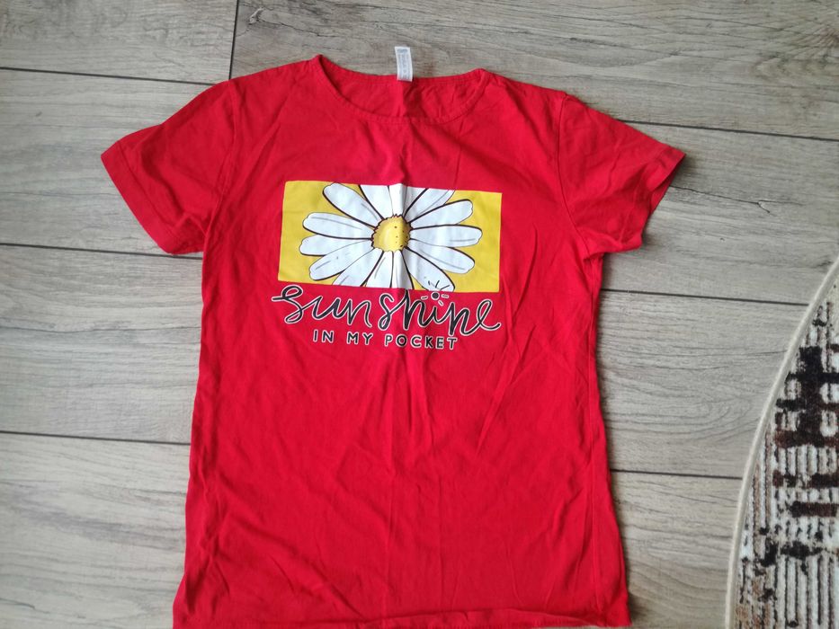 Продавам дамска фланелка със цвете