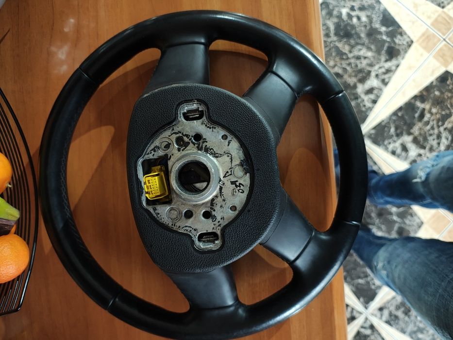 Vând volan de Skoda Octavia 2 an 2012. Comenzi pe volan + airbag