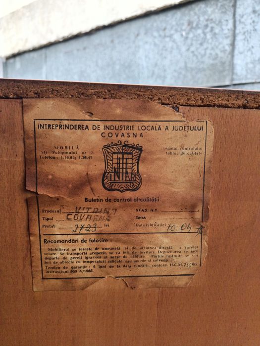 Vând vitrina din cireș în stare foarte buna fabricata in Romania