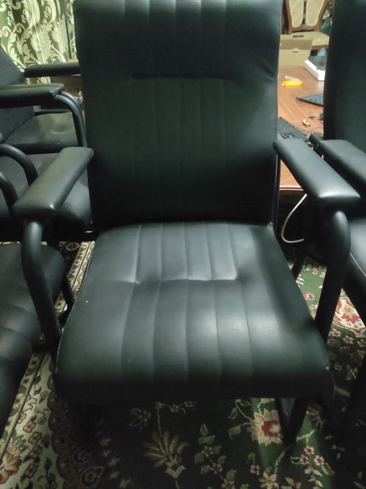 Стуллар сотилади.