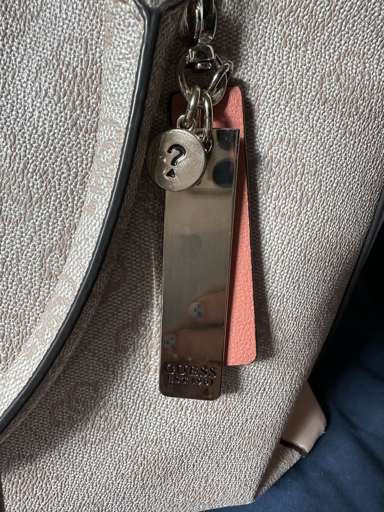 Оригинална чанта Guess
