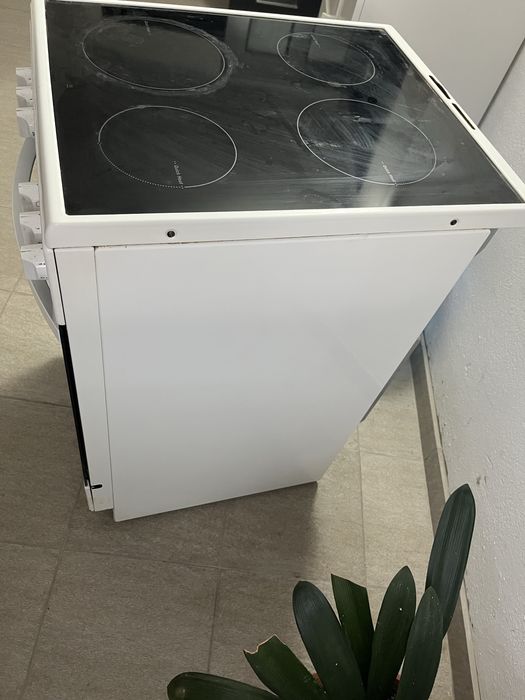 Фирна Zanussi с керамични котлони