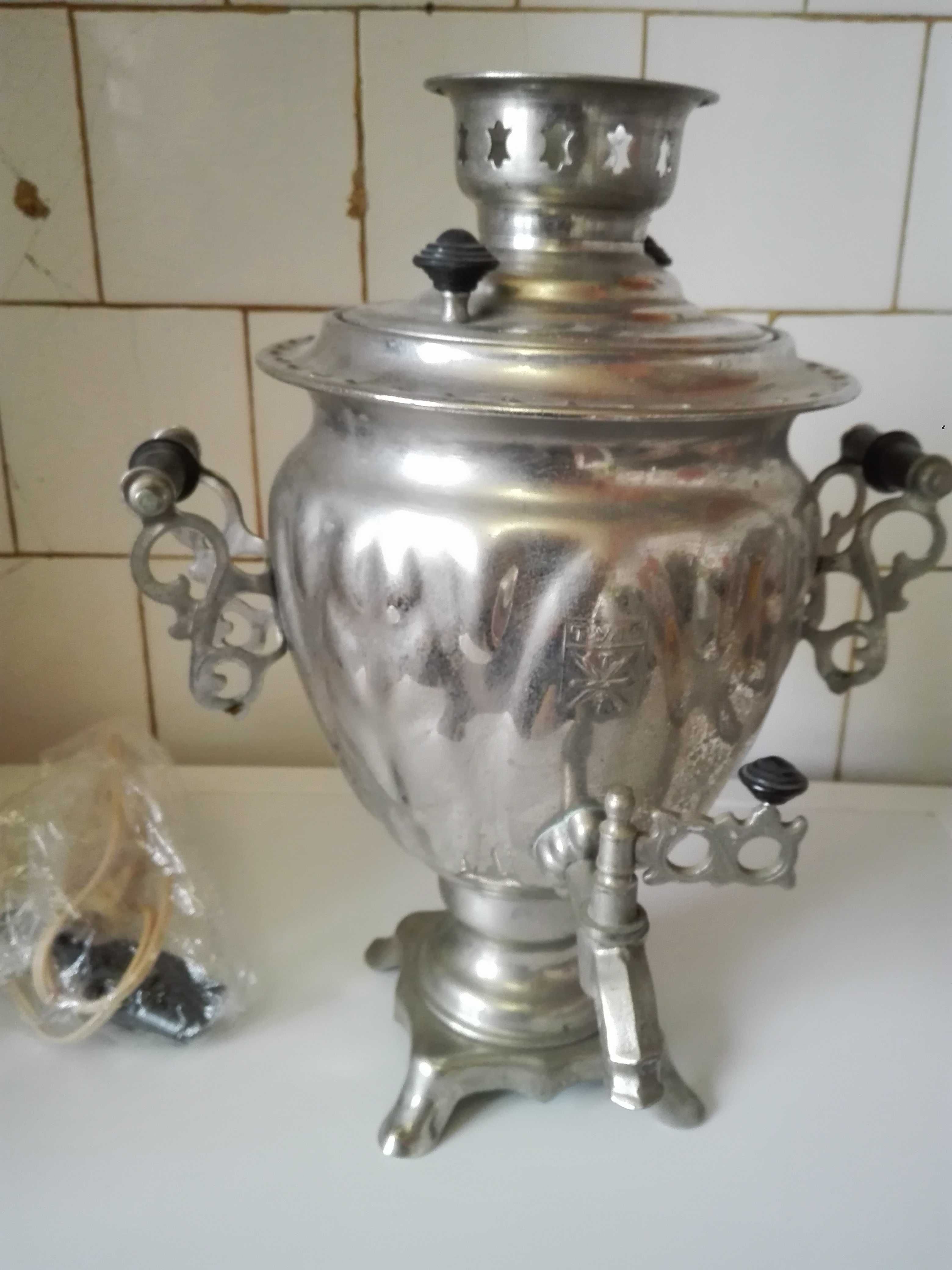 Руски самовар Тула с подстакани и стара детска тротинетка .
