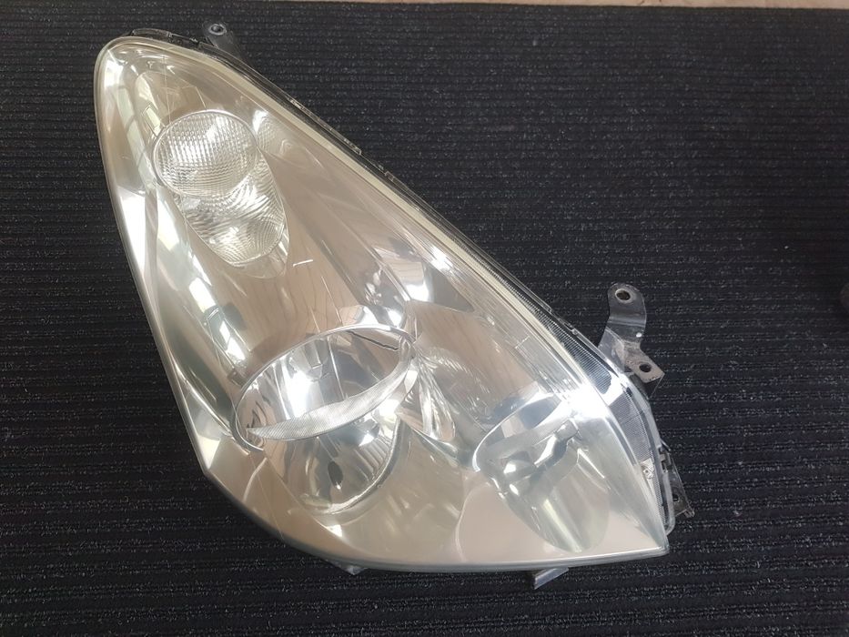 Оригинален десен фар Toyota Corolla Verso Тойота Корола Версо