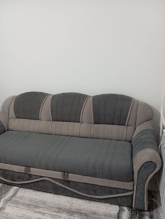 Диван вместе с креслом.