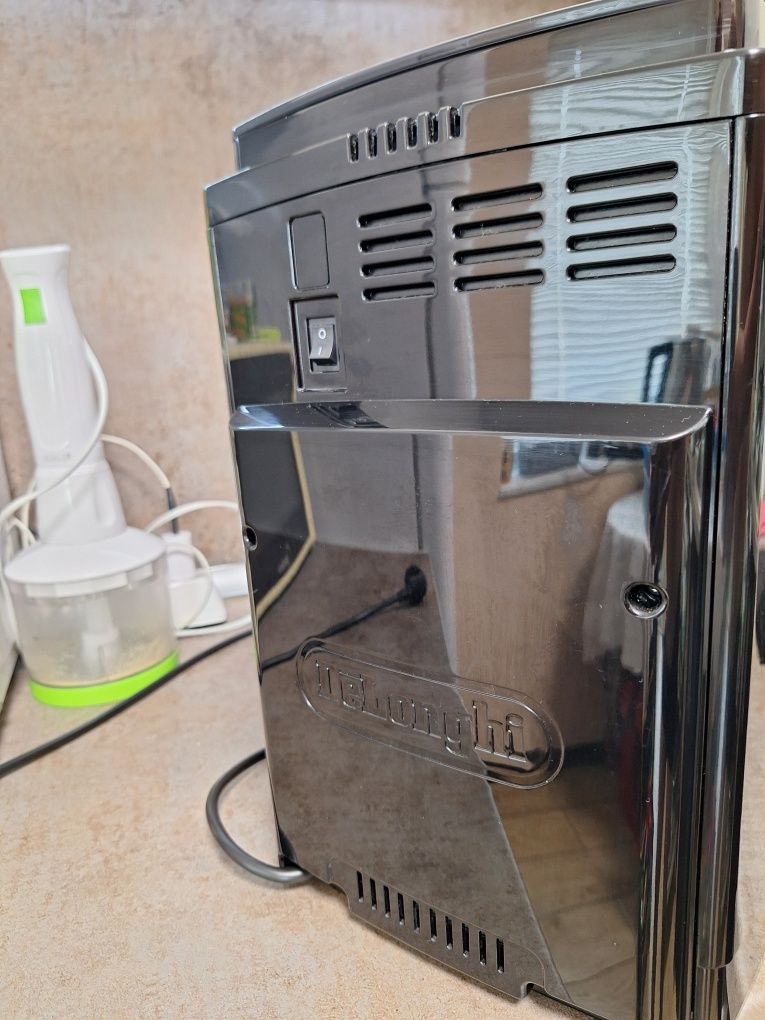 Продавам кафемашина Delonghi magnificaS  ЕCAM 21.118.B