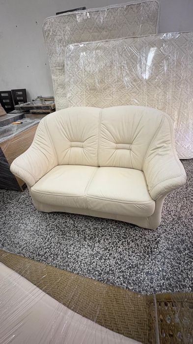 Двуместен диван от естествена кожа