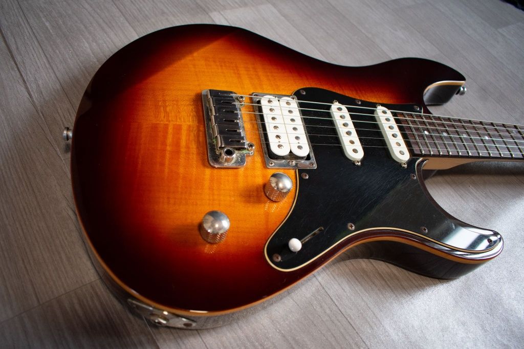 китара "Yamaha Pacifica 812v"